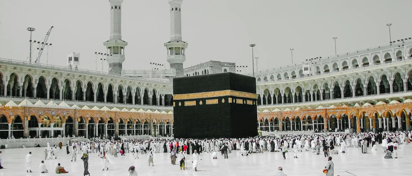 Jamaah Tarbawy Tour di pelataran Masjidil Haram